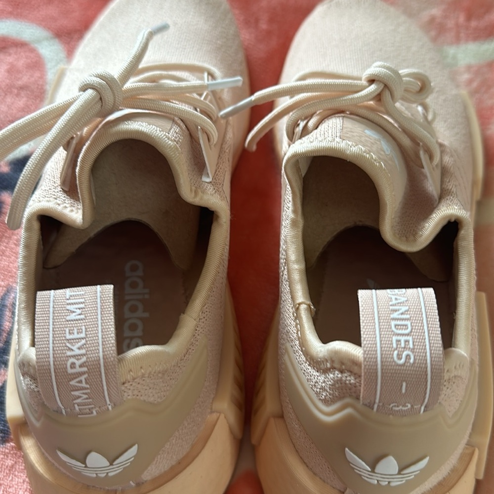 BRAND NEW Women's Adidas NMD_R1 Shoes - US 9.5 Halo Blush - Picture 4 of 7